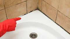 浴室の目地を新品同様に:塩で簡単に掃除する方法