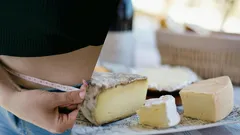 お腹の脂肪を落とすのに効果的なチーズ:栄養士が7種類を挙げた