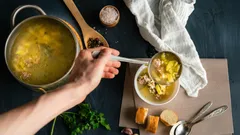 なぜスープは必ずふたをせずに煮るべきなのか:シェフが明かす本当の理由