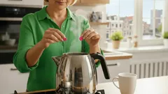 やかんの水垢を防ぐ方法：沸騰前にこの簡単な材料を入れるだけで解決