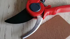 剪定ばさみをカミソリのように鋭くする：特別な道具なしで素早く研ぐ方法