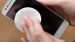 スマホを効率よく掃除する方法：画面・充電ポート・細部の汚れをきれいに落とす